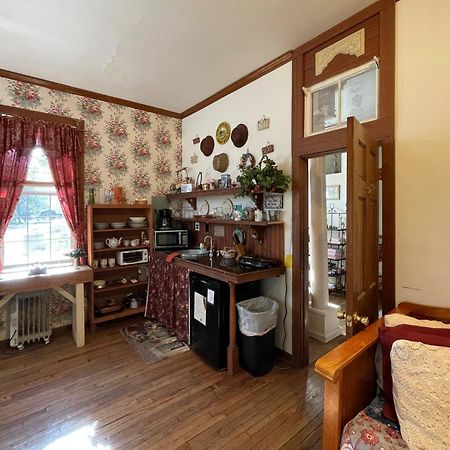 The Victorian Cottage At Creekside Camp & Cabins Marble Falls Εξωτερικό φωτογραφία