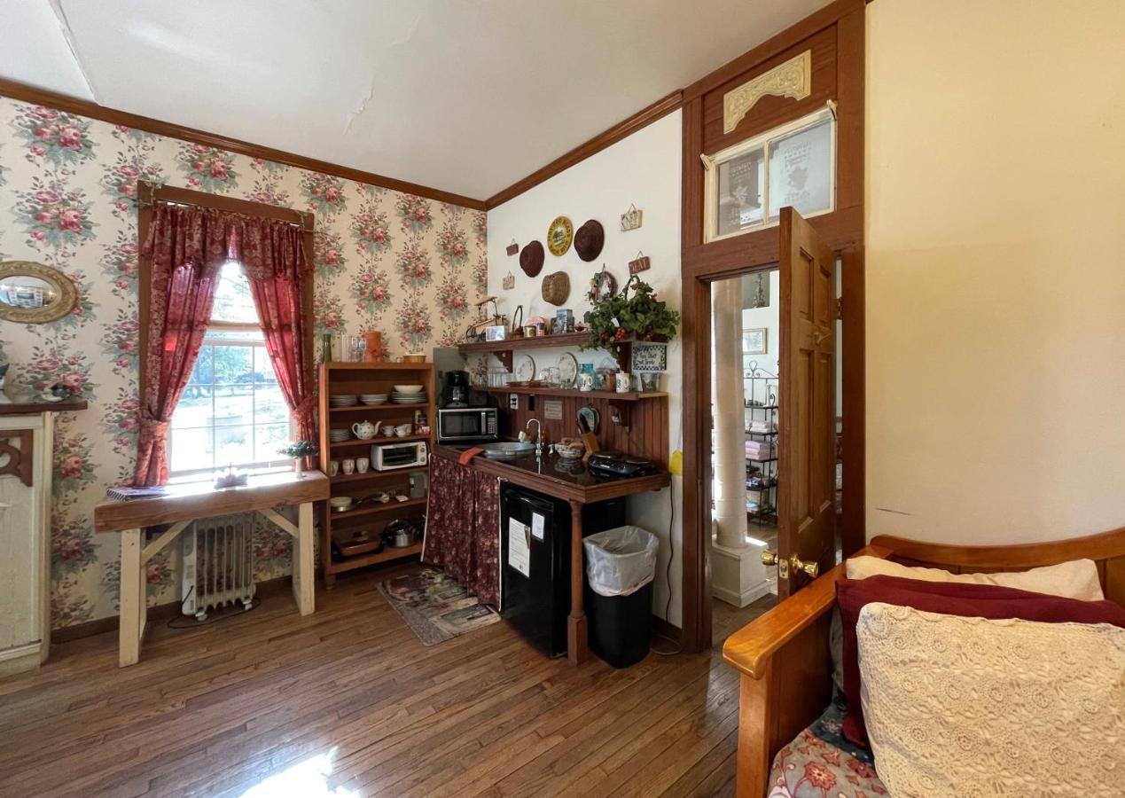 The Victorian Cottage At Creekside Camp & Cabins Marble Falls Εξωτερικό φωτογραφία