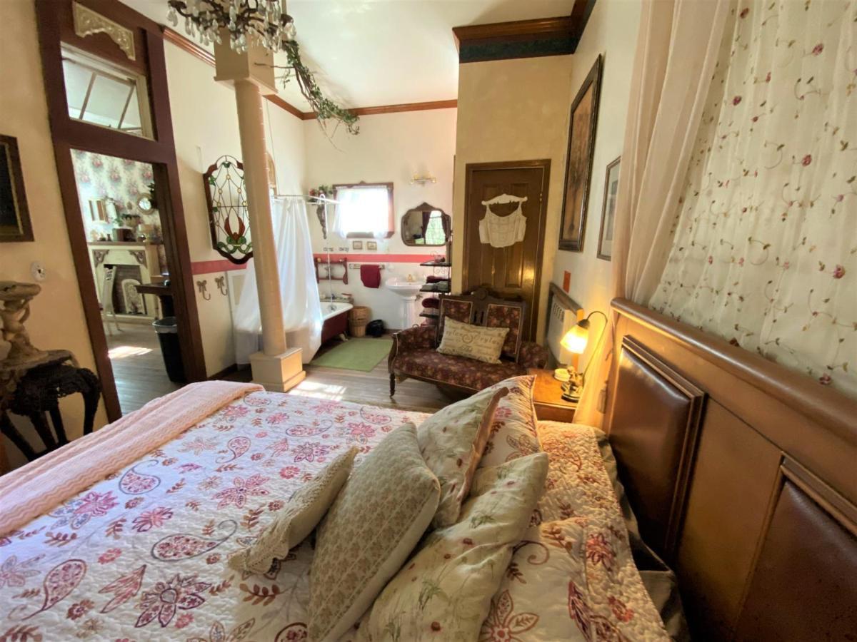 The Victorian Cottage At Creekside Camp & Cabins Marble Falls Εξωτερικό φωτογραφία