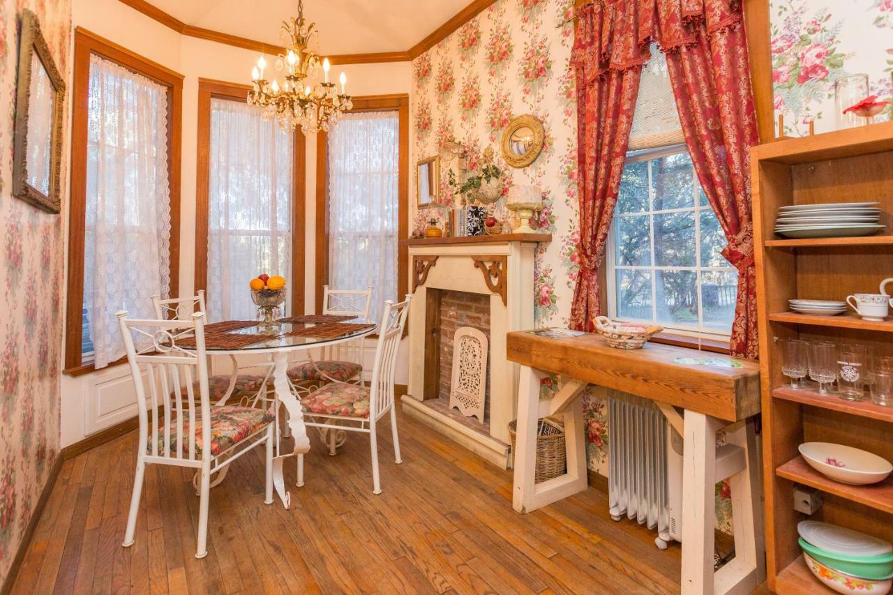The Victorian Cottage At Creekside Camp & Cabins Marble Falls Εξωτερικό φωτογραφία