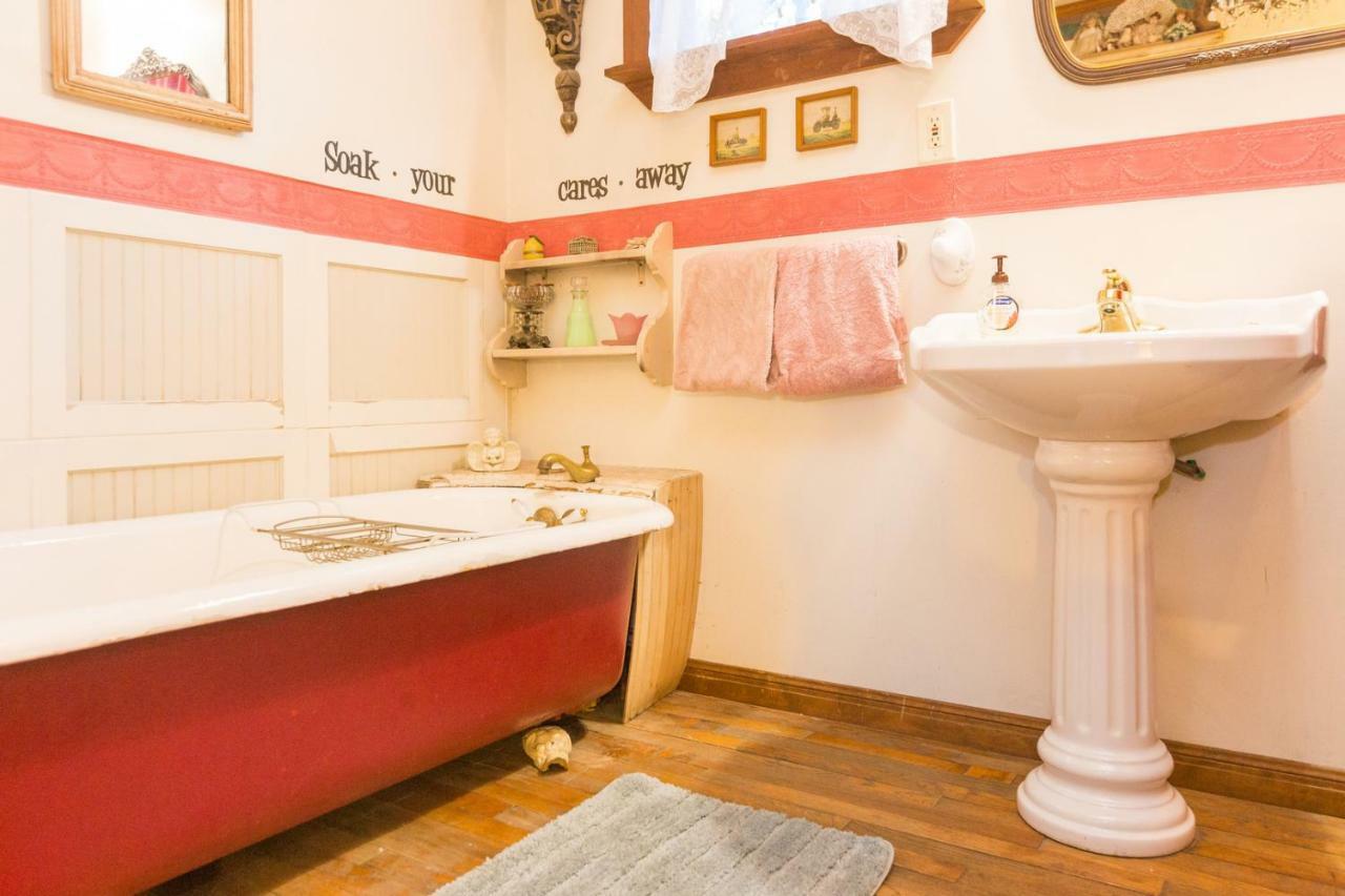 The Victorian Cottage At Creekside Camp & Cabins Marble Falls Εξωτερικό φωτογραφία