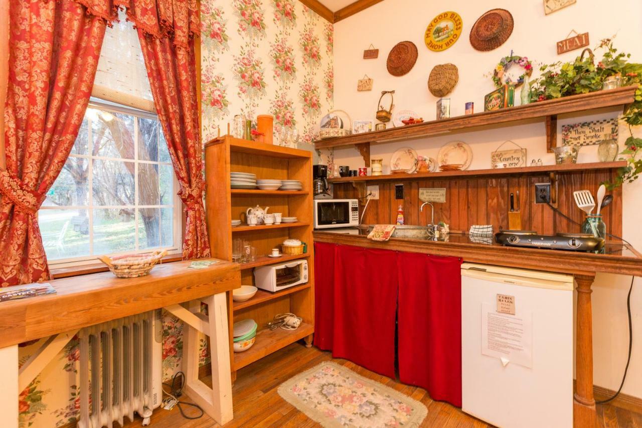 The Victorian Cottage At Creekside Camp & Cabins Marble Falls Εξωτερικό φωτογραφία